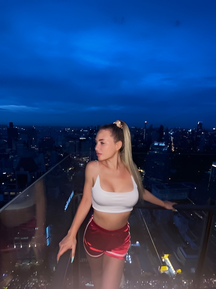 Лаура привлекательная девушка из Зверево цена от 4000 руб