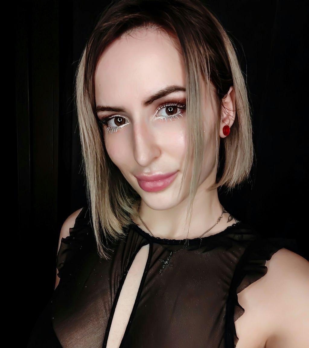 Карина привлекательная девушка из Зверево цена от 3500 руб